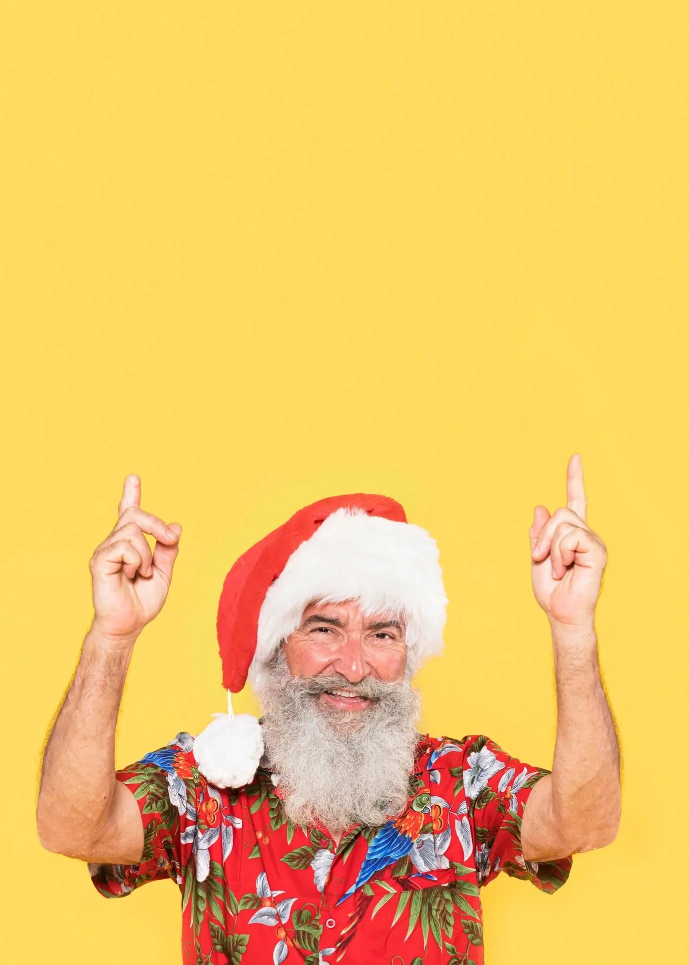 Frontalansicht eines Mannes im tropischen Hemd mit Freiraum für Text.